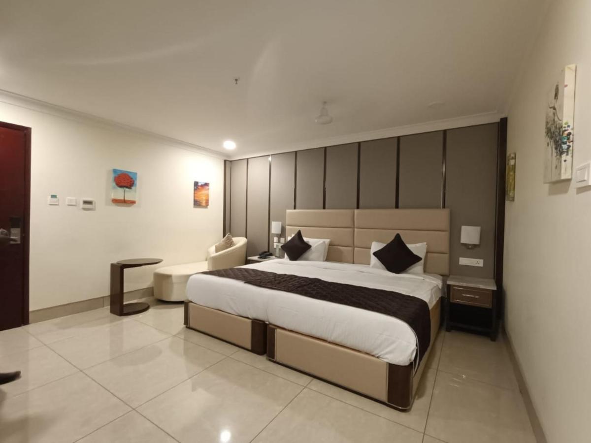 Rkn Grand Hotel بونديتْشيري المظهر الخارجي الصورة